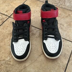 Air Jordan 1 High FlyEase GS’ Black Gym Red